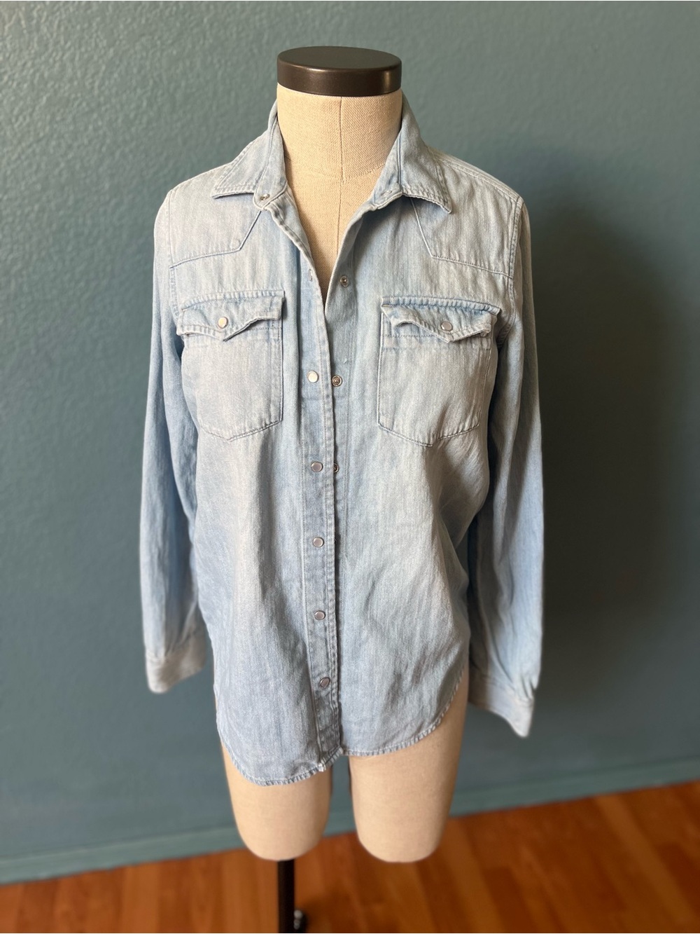 Old Navy Light Blue Denim Button-Down Shirt 100% cotton